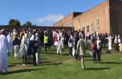 İngiltere'de bir araç bayramlaşan kalabalığın arasına daldı