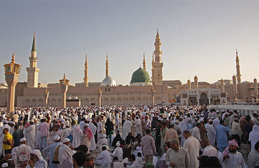 Medine bayram namazı için Hz.Muhammed'in huzuruna akın etti!