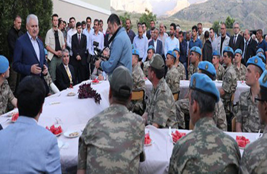 Başbakan Yıldırım'dan komando timine ziyaret