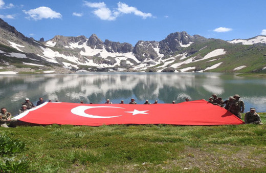 Mehmetçik İkiyaka Dağları'nda dev Türk Bayrağı açtı