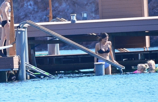 Yasemin Özilhan sezonu açtı düzgün fiziğiyle beğeni aldı