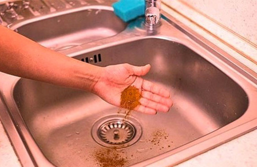 Bir avuç tarçını alın ve lavabonun içine dökün bakın neler olacak