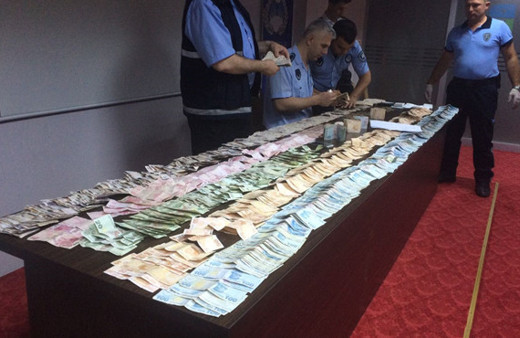 Dilencinin üstünden çıkan para şoke etti