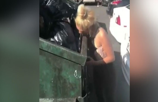 Para için yaptığı iğrençliğe bakın!