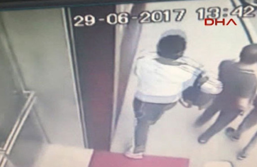 Soyguncu para dolu çanta ile kaçarken güvenlik kamerasına yakalandı