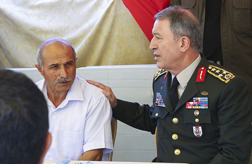 Orgeneral Akar'dan şehit evine taziye ziyareti