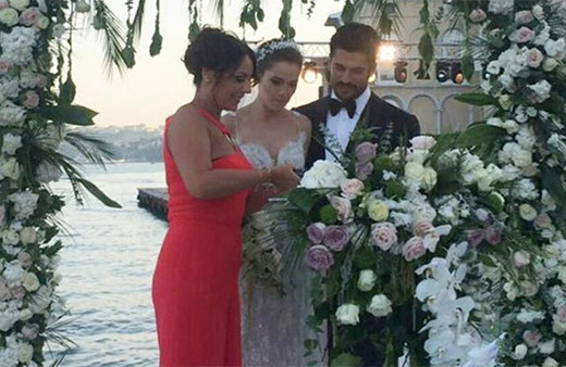 Burak Özçivit ve Fahriye Evcen nikah masasında