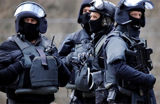 Sokakta cinsel ilişkiye giren polisler kovuldu