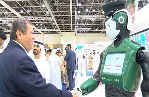 Dubai'de ilk robot polis, göreve başladı