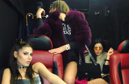 Nihal Candan'a bakın! Maç izlemeye giydiği kıyafet olay!