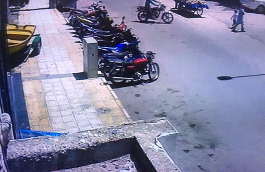 Motosiklet hırsızları güvenlik kamerasına böyle yakalandı!