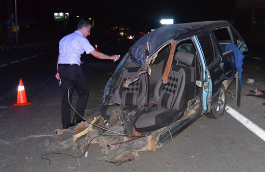 Yolcu otobüsüyle çarpışan otomobil ikiye bölündü