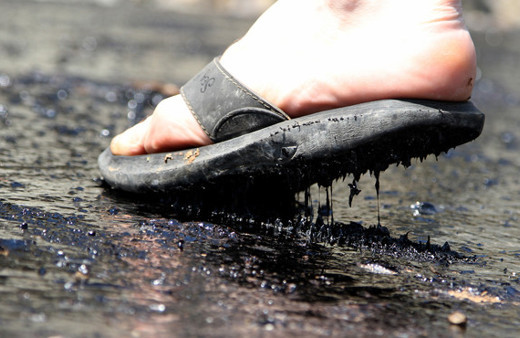 Fethiye'de eriyen asfalt sürücülere zor onlar yaşattı