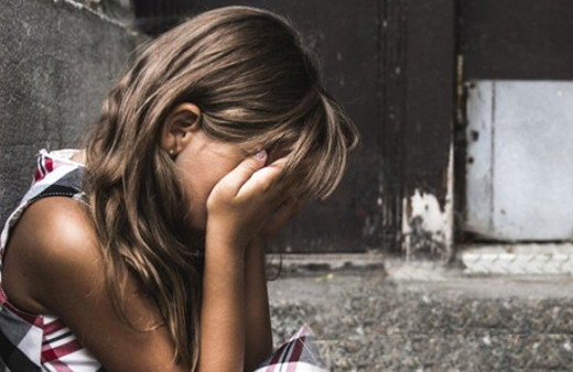 Aileyi tarlaya işe götürüp kızlarını evde taciz etti