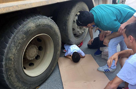 Hafriyat kamyonu çarptı şans eseri kurtuldu