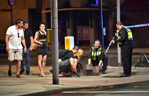 Londra'da bir minibüs yayaların arasına daldı