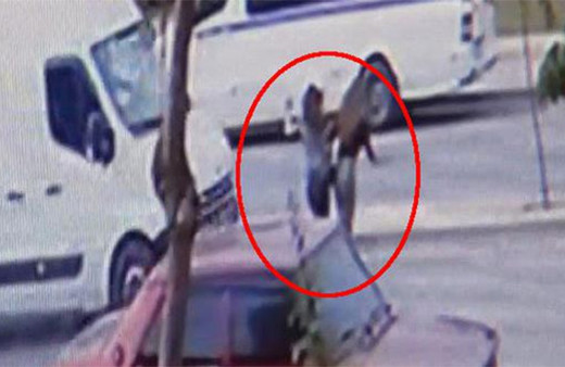 İzmir'deki korkunç kazada 2 genç kız 50 metre savruldu!