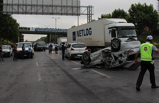 İstanbul'da trafik felç: Yaşanan kazada 10 araç birbirine girdi!