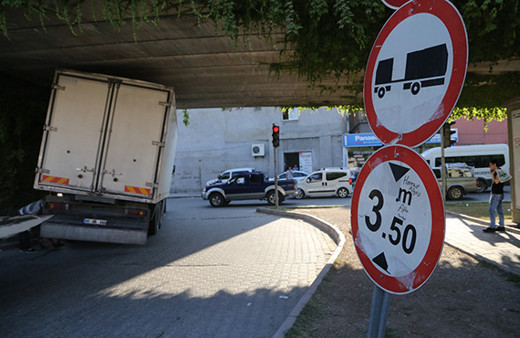 Kamyonu köprüye sıkıştı; cezayı başka sebepten yedi!