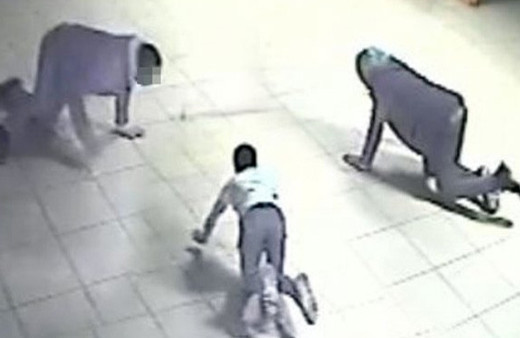 Okula girip emekleye emekleye ilerlediler ama