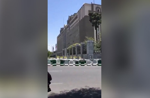 İran parlamentosunda çatışma görüntüleri