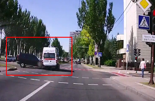 Ambulans otomobil ile çarpıştı takla attı