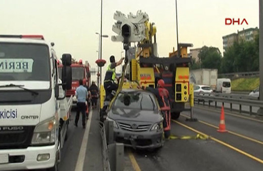  İncirli'de otomobil takla atarak metrobüs yoluna girdi