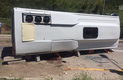 Özel halk otobüsü devrildi: Ölü ve yaralılar var!