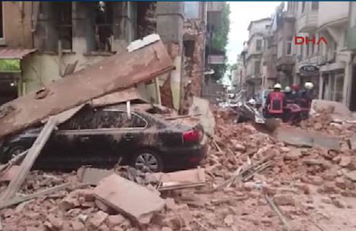 Kumkapı'da bina çöktü