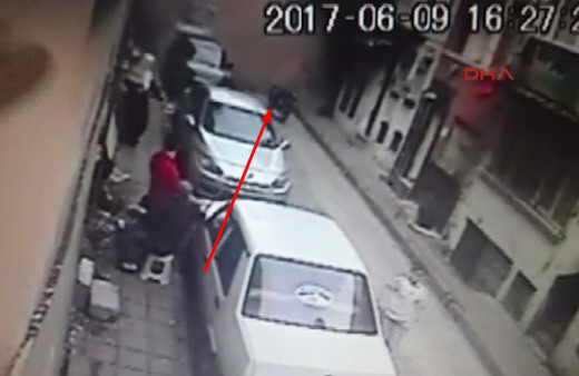 Kumkapı'da metruk bina çökme anı kamerada 