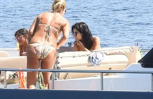 Bikinisini giyip kameralara gülümsedi