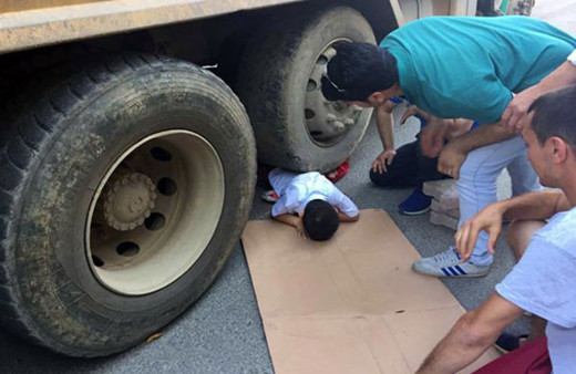 Harfiyat kamyonu altında mucize kurtuluş