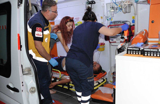 Ticari araç kenarındaki öğrencilerin arasına daldı