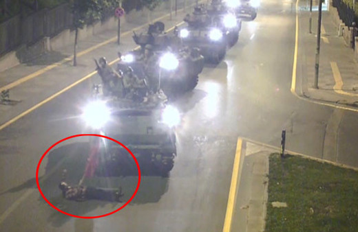  15 Temmuz'da elinde Türk bayrağıyla tek başına direnen Yaşar Yaldız o geceyi anlattı