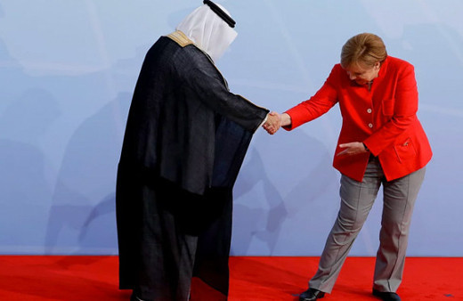 Bu nasıl selamlaşma! Merkel ne yapmaya çalışıyor?