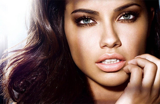 Adriana Lima ile Türk yazar öpüşürken yakalandı!