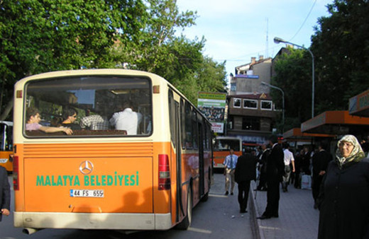 Malatya'da belediye otobüsü iş yerine girdi