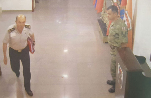 Darbeci generalin rütbeleri böyle sökülmüş