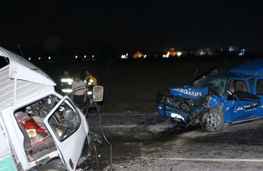 Askerleri taşıyan araç kaza yaptı şehit ve yaralılar var