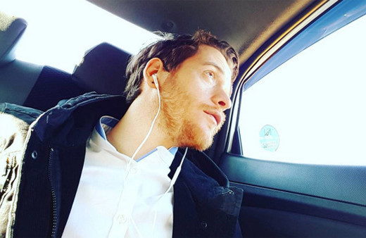 Adriana Lima ile öpüşen yazar Metin Hara kimdir nereli?