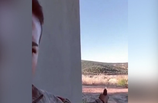 Arkası dönük komutanımız hedefi tam isabetle vurdu!