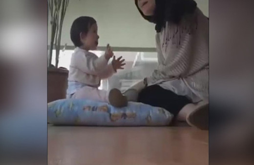 Çocuğuna oyun öğreten annenin bir kahramana dönüştüğü muazzam anlar