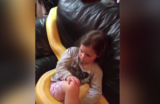 Pitona sarılıp televizyon izleyen minik kız