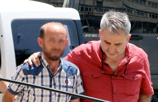 Fermuarı açık halde yakalandı