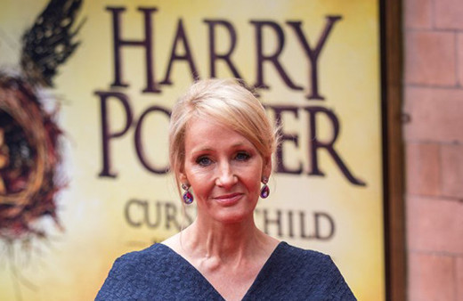 Harry Potter yazarı yeni kitabını elbisesine yazdı