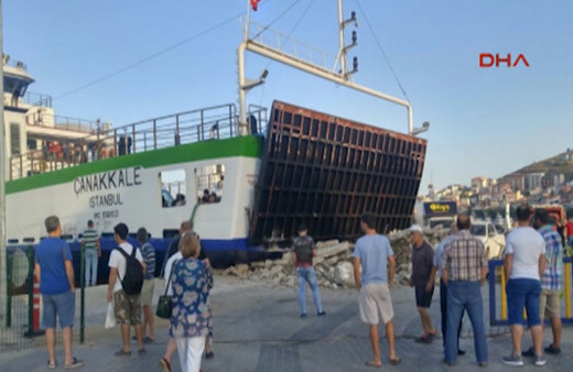 Denizde büyük panik! Arabalı feribot iskeleye çarptı