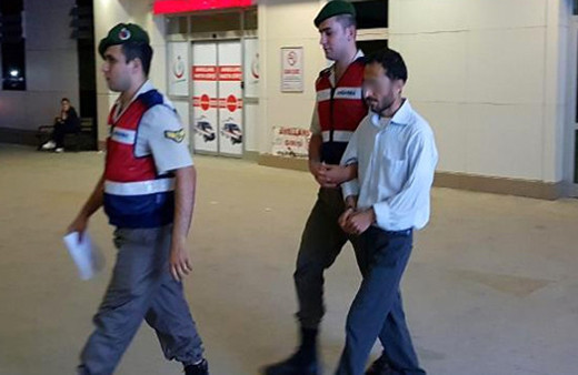 Türk bayrağını indirmek isteyince ortalık karıştı