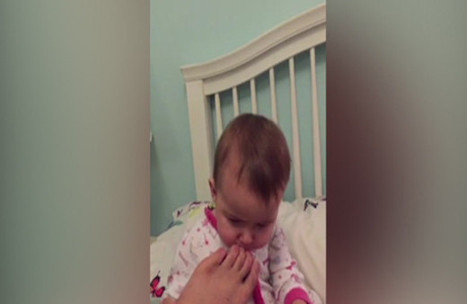 Babasının ayağını koklayan bebeğin komik tepkisi