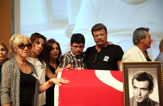 Fikret Hakan'ın cenazesinde rezalet son eşi ve kızı şok oldu!