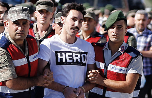 Bu ne rezalet! Darbeci duruşmaya bu tişörtle geldi!